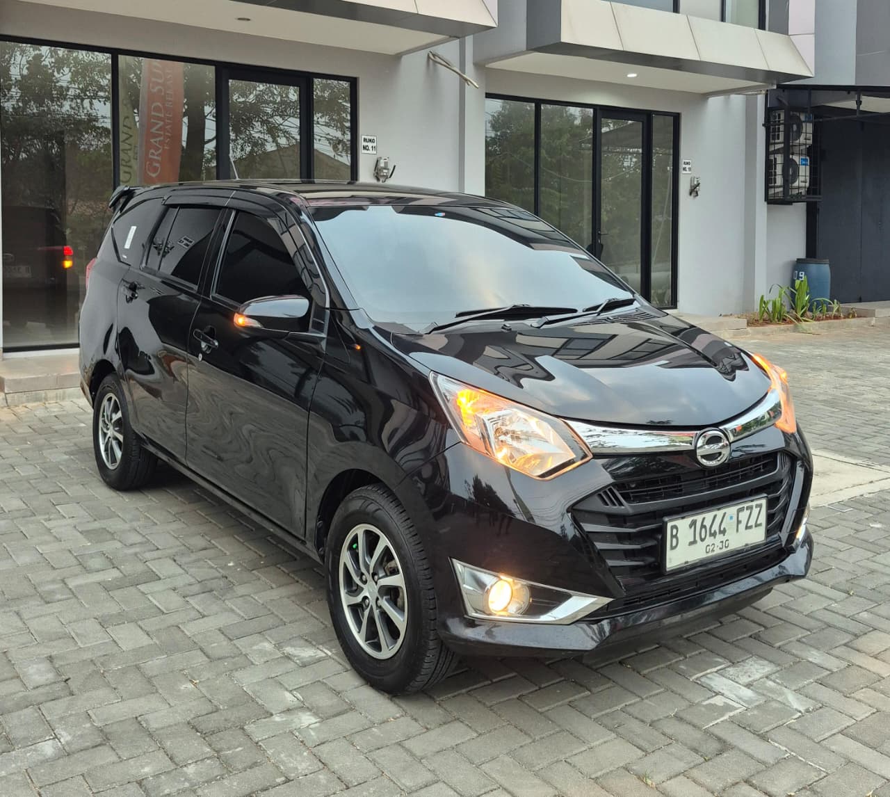 Daihatsu SIGRA R MT